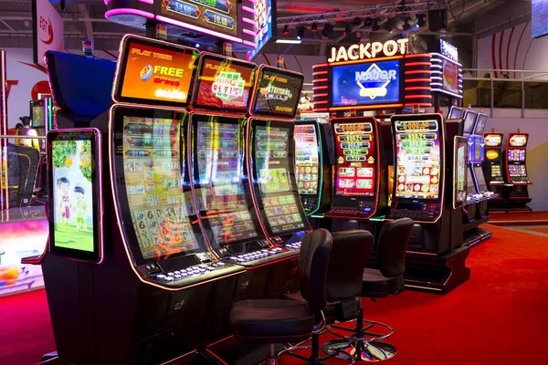 jayaqq app home screen showing sportsbook and live-dealer sections